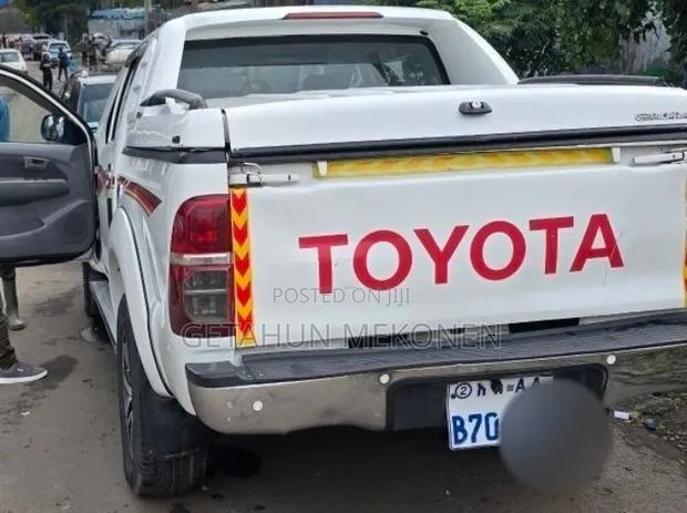 Toyota Hilux 2010 White