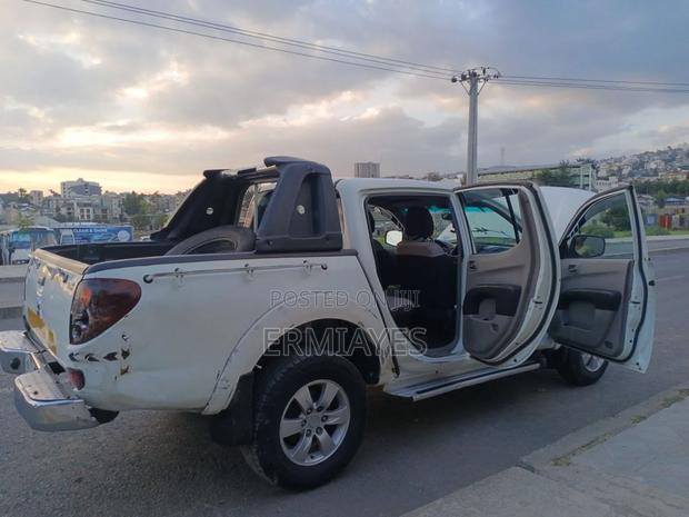 Mitsubishi L200 2007 White