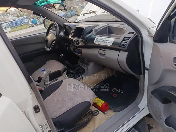 Mitsubishi L200 2007 White