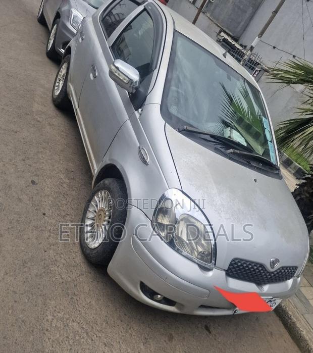 Toyota Vitz 2004 Silver