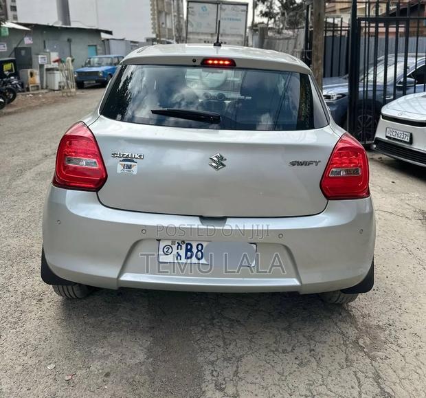 Suzuki Swift 2022 Silver