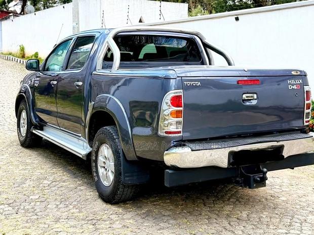 Toyota Hilux 2011 Gray
