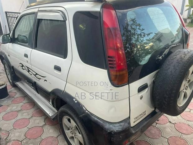 Car 1998 White