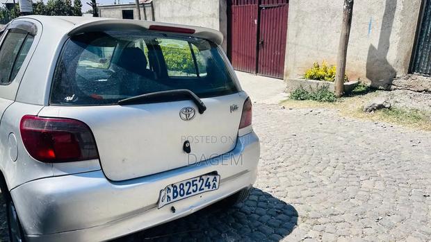 Toyota Vitz 2001 Silver