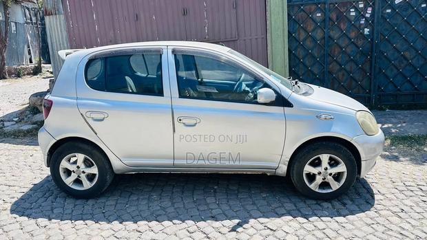 Toyota Vitz 2001 Silver