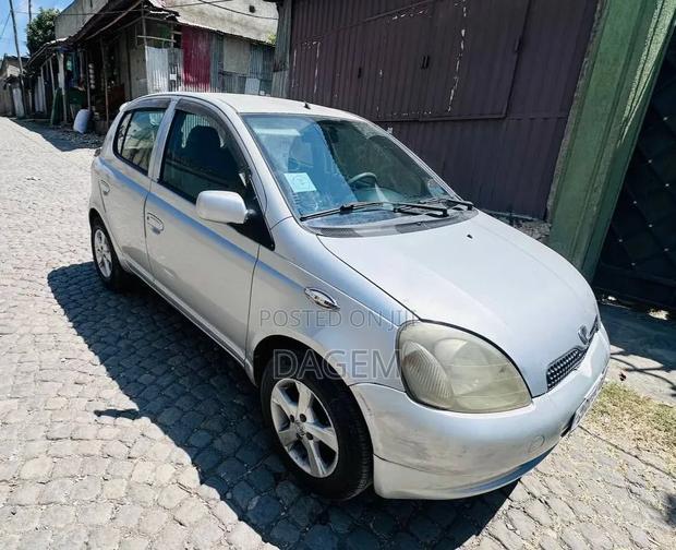 Toyota Vitz 2001 Silver