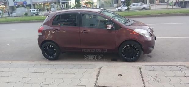 Toyota Yaris Base Hatchback 5dr 2010 Burgundy