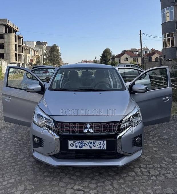 Mitsubishi Attrage 2023 Silver