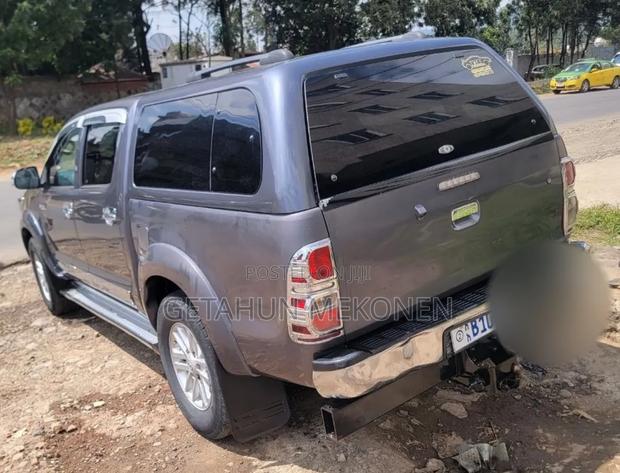 Toyota Hilux 2012 Blue