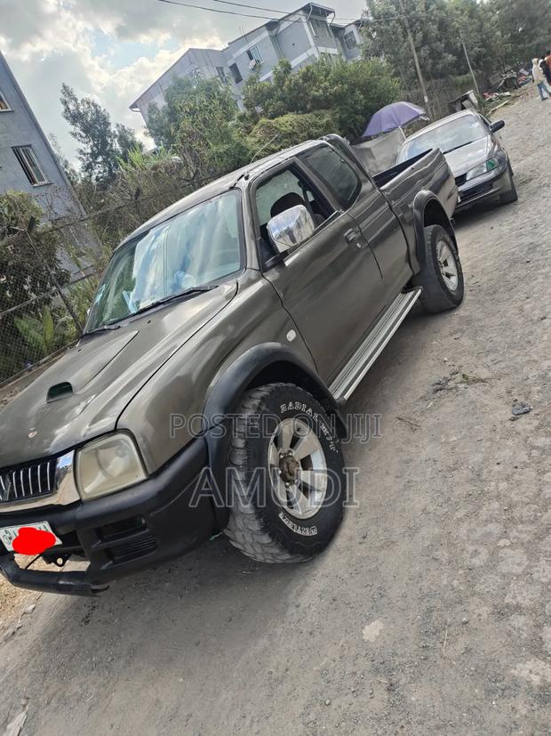 Mitsubishi Airtrek 2005 Gray