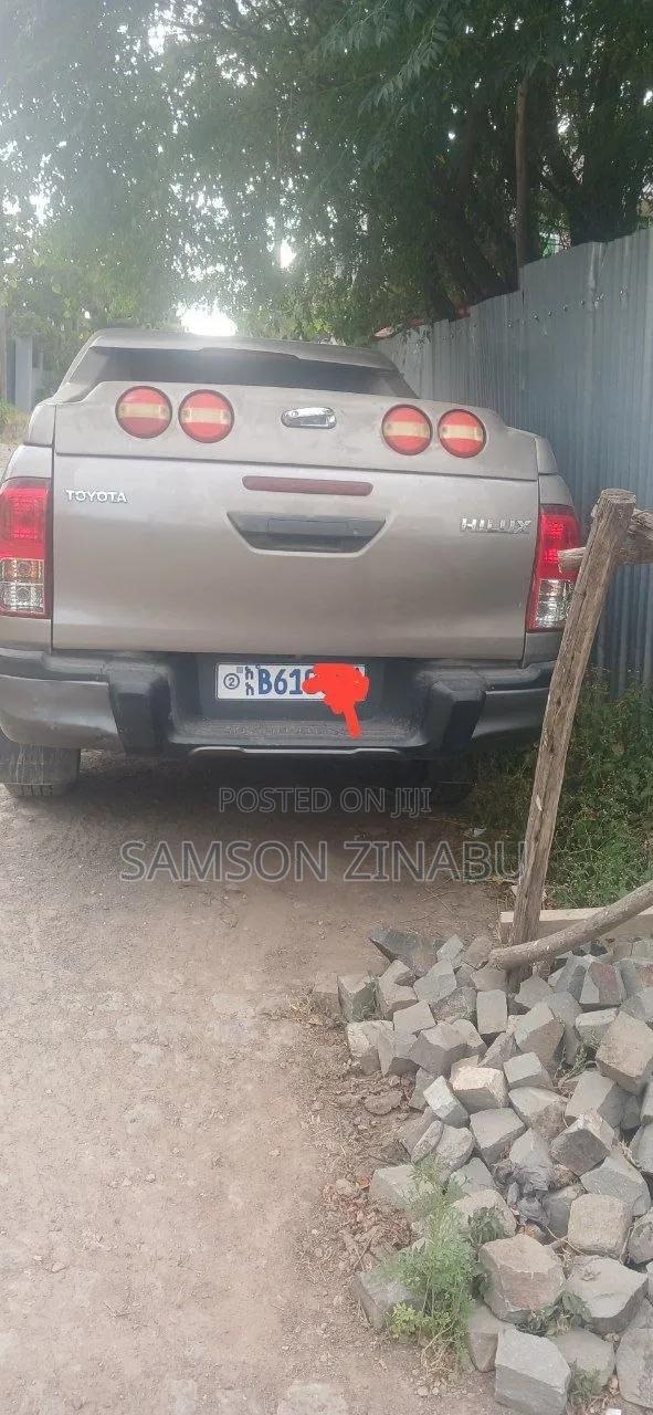 Toyota Hilux 2020 Gray