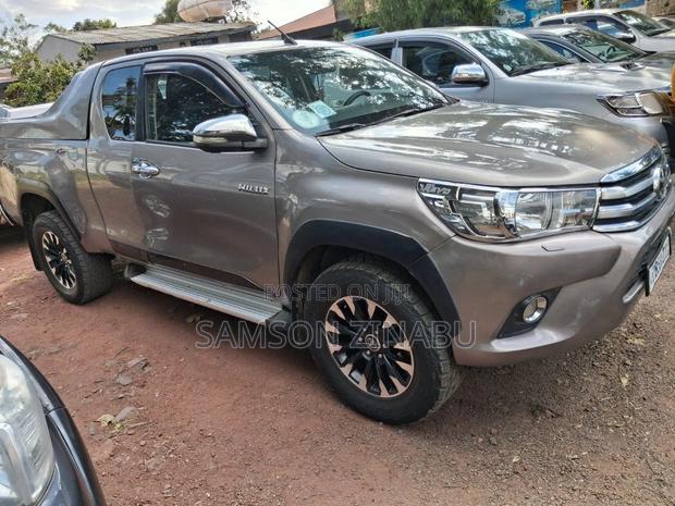 Toyota Hilux 2019 Gray