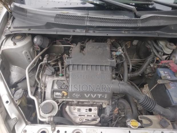 Toyota Vitz 2004 Silver