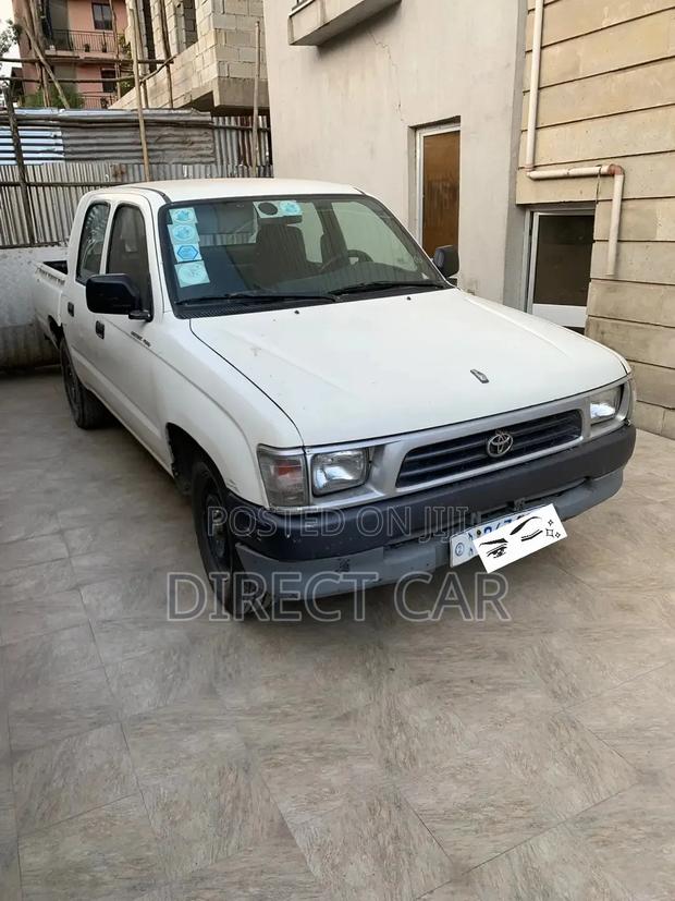 Toyota Hilux 2000 White
