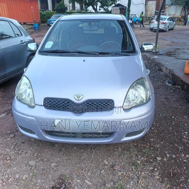 Toyota Vitz 2004 Silver
