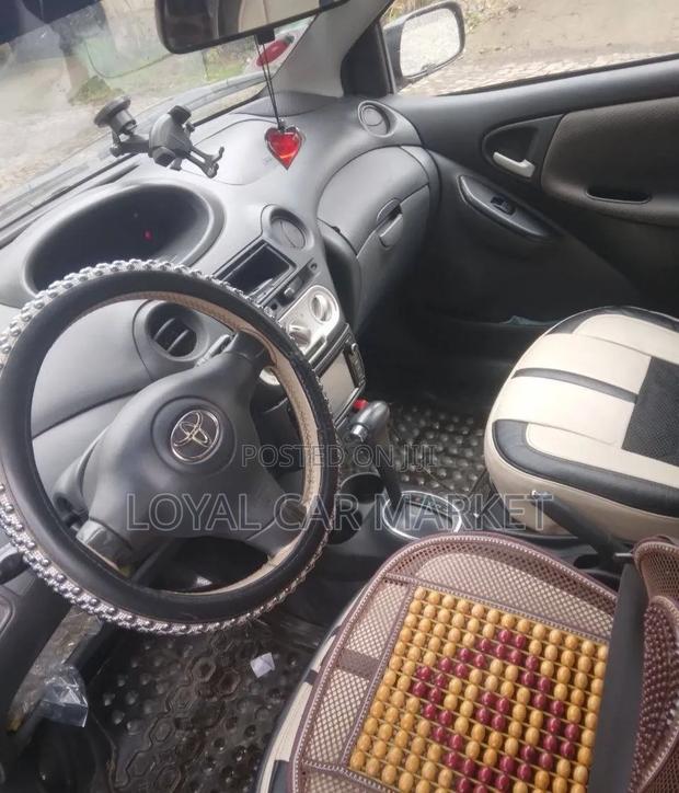 Toyota Vitz 2004 Silver