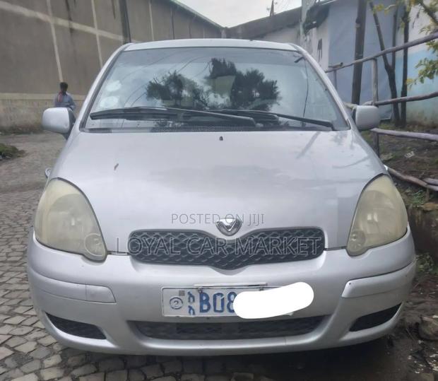 Toyota Vitz 2004 Silver