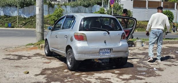Toyota Vitz 2000 Silver