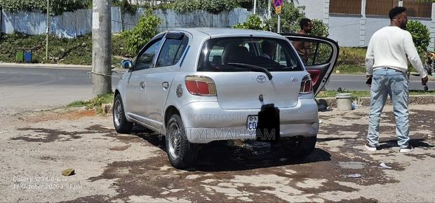 Toyota Vitz 2000 Silver