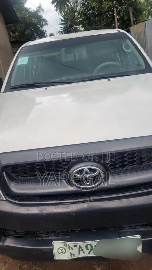 Toyota Hilux 2010 White