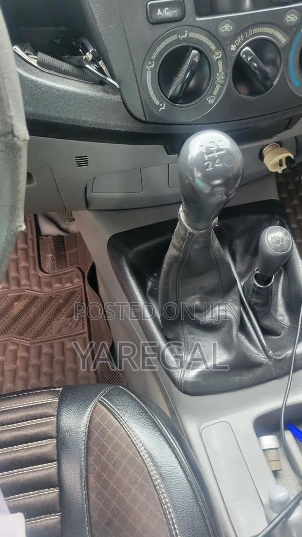 Toyota Hilux 2010 White