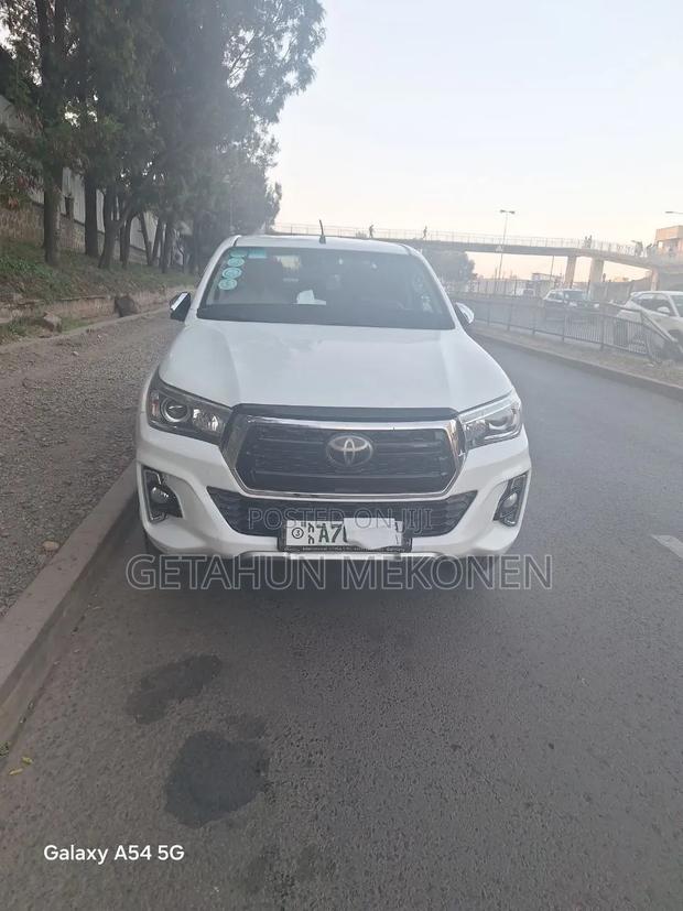 Toyota Hilux 2018 White