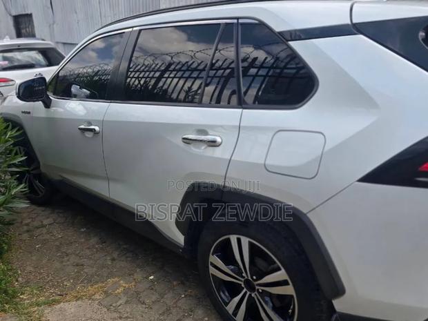 Toyota RAV4 2022 White