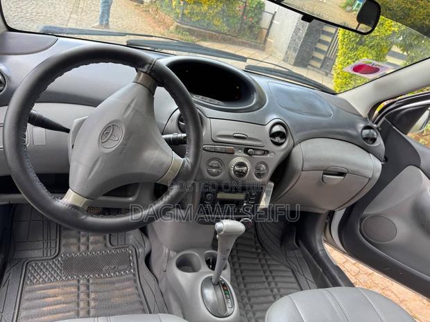 Toyota Vitz 2001 Silver