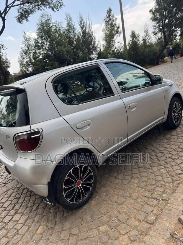 Toyota Vitz 2001 Silver