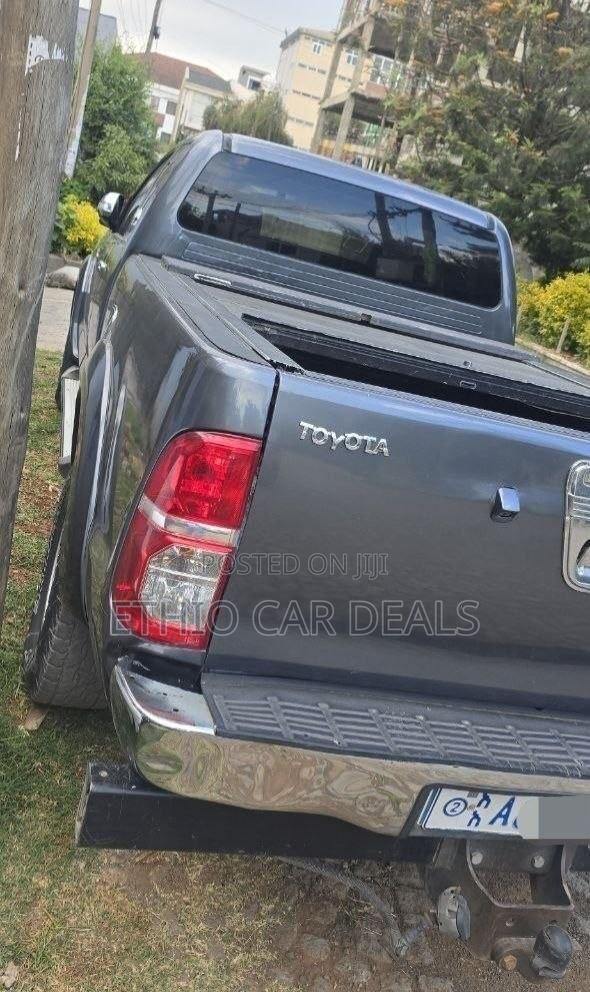 Toyota Hilux 2013 Black