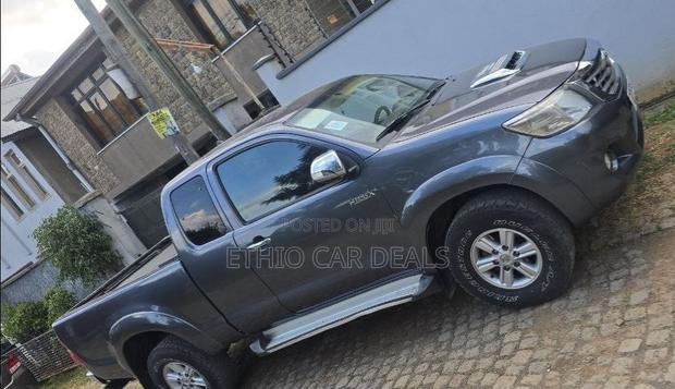 Toyota Hilux 2013 Black