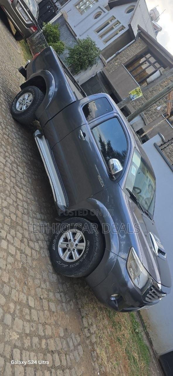 Toyota Hilux 2013 Black
