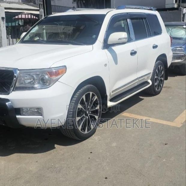 Toyota Land Cruiser 2011 White