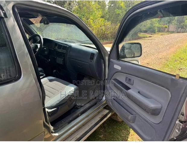 Toyota Hilux 2001 Silver