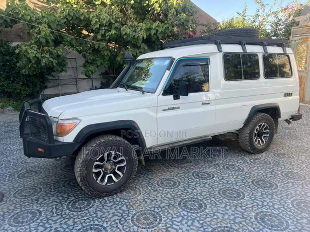 Toyota Land Cruiser 2010 White