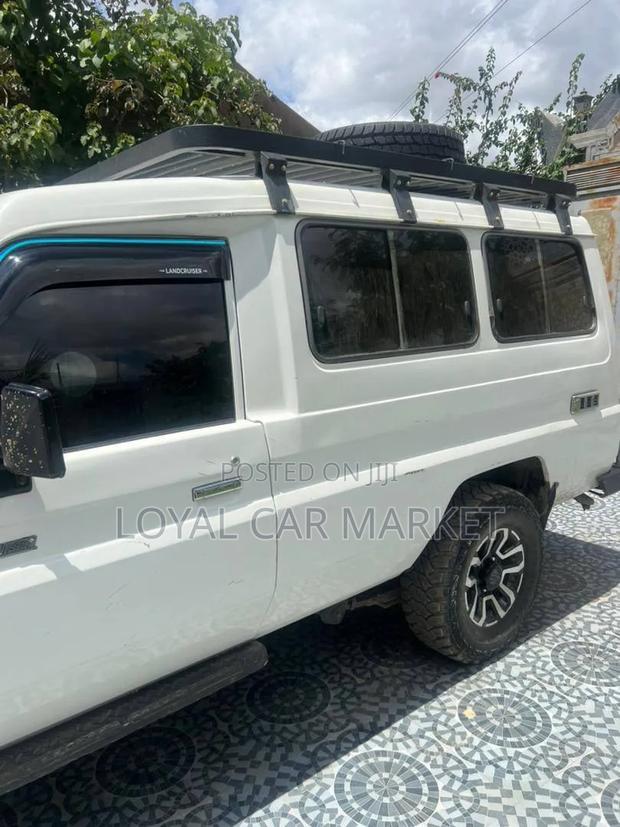 Toyota Land Cruiser 2010 White