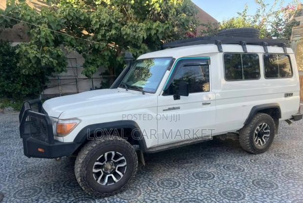 Toyota Land Cruiser 2010 White