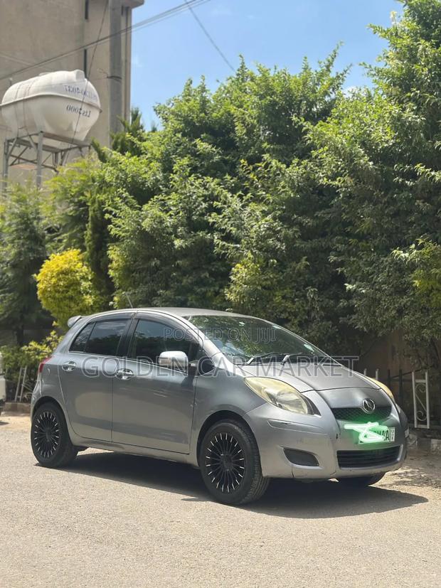 Toyota Yaris 2010 Gray
