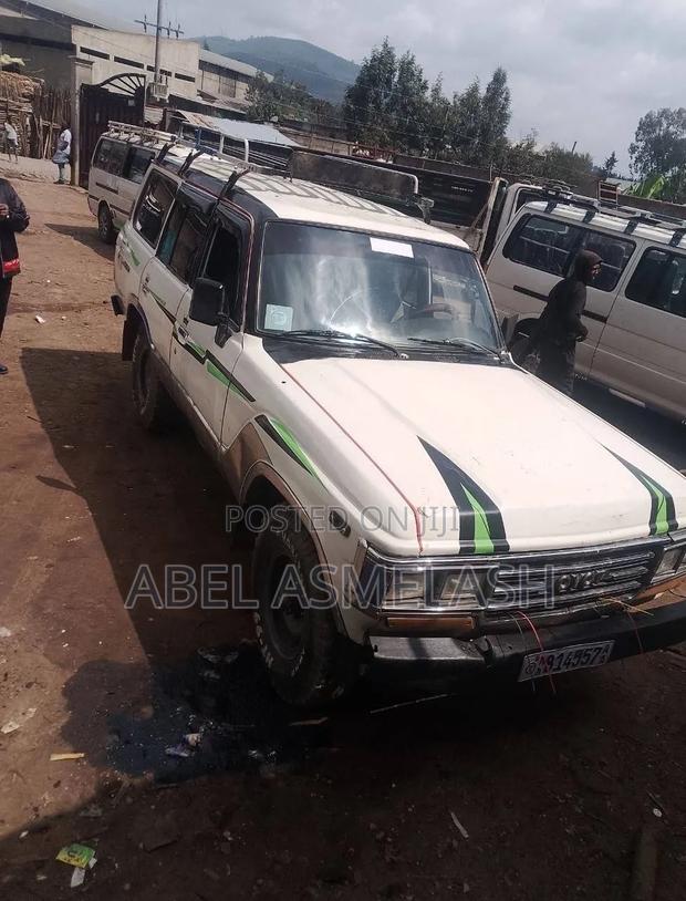 Toyota Land Cruiser 1988 White