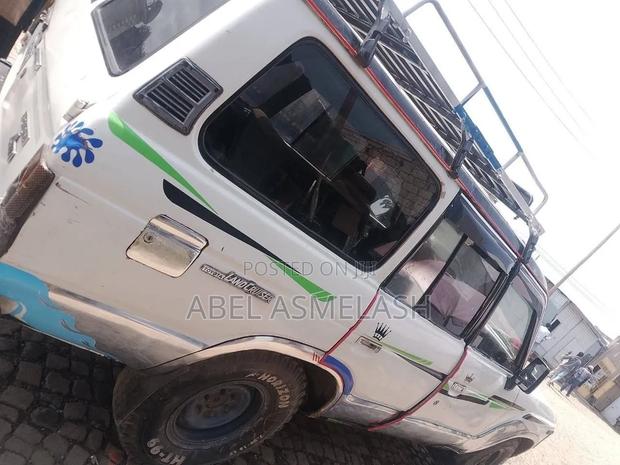 Toyota Land Cruiser 1988 White