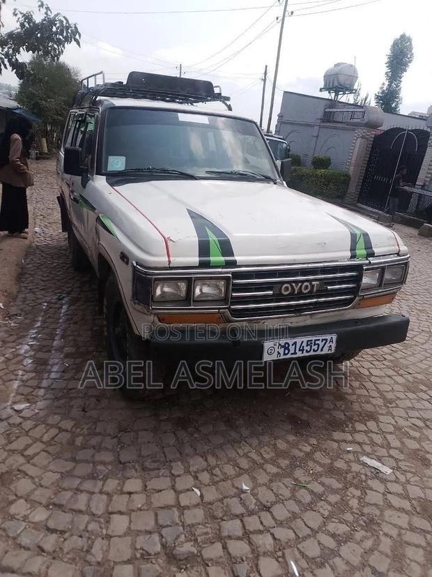 Toyota Land Cruiser 1988 White