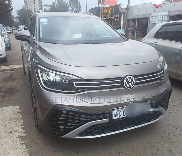 Volkswagen ID.6 2023 Gold