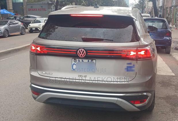 Volkswagen ID.6 2023 Gold