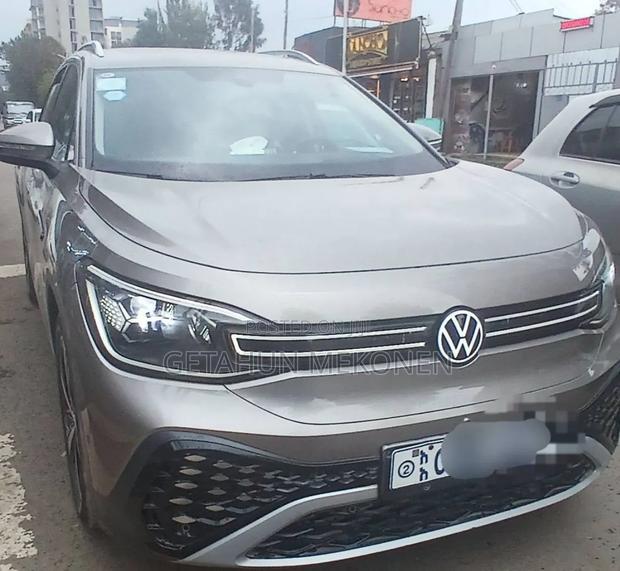 Volkswagen ID.6 2023 Gold