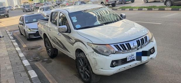 Mitsubishi L200 2015 Off white
