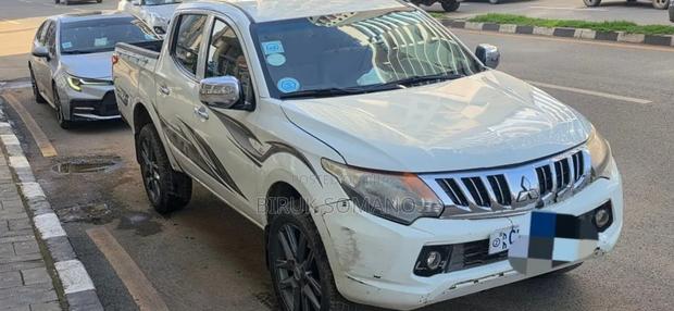 Mitsubishi L200 2015 Off white