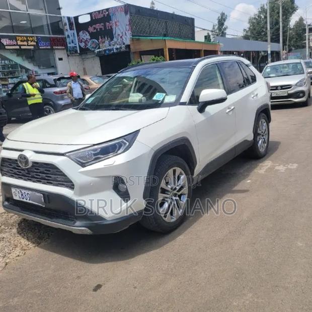 Toyota RAV4 2021 Off white