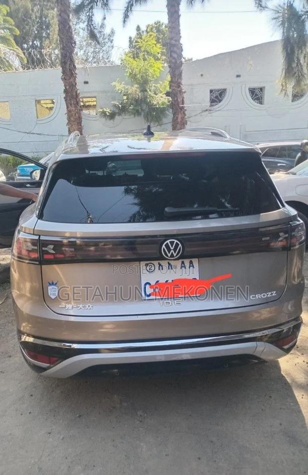 Volkswagen ID.6 2024 Gold