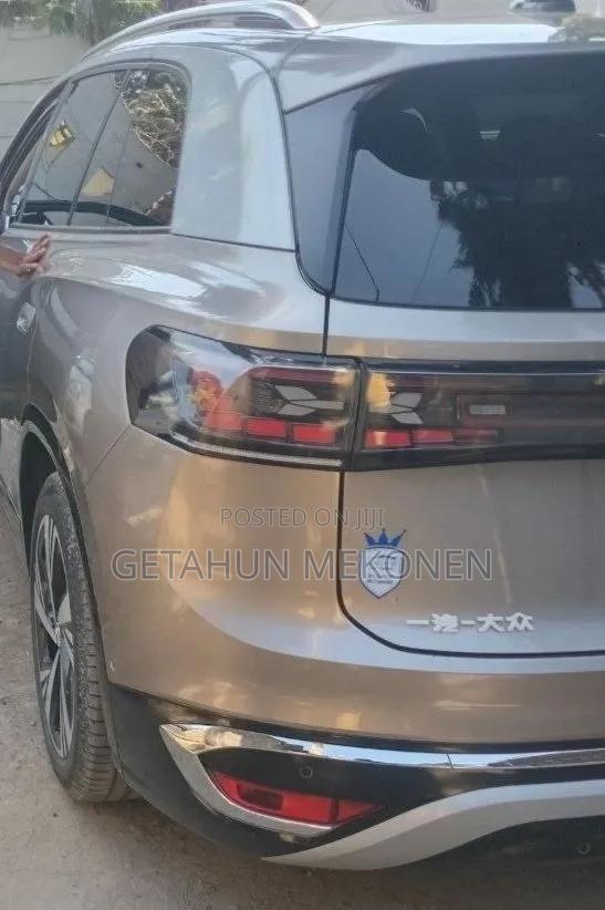 Volkswagen ID.6 2024 Gold