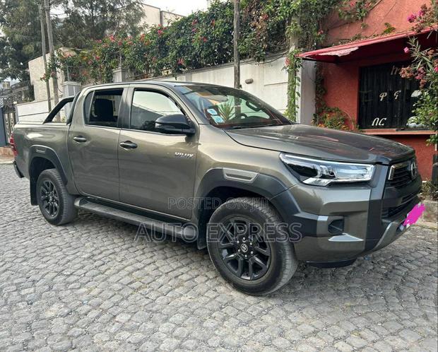 Toyota Hilux 2022 Green